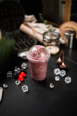 Berry smoothie podávané na černém stole v kavárně