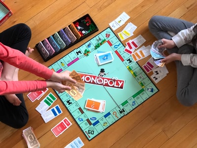 Hraní deskové hry Monopoly