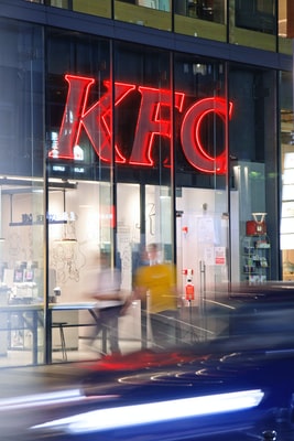 Logo KFC neonové světlo.