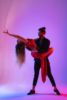 Muž a žena tančí